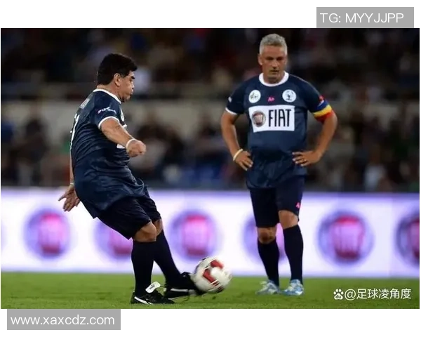 两位足球巨星背影合照展现默契与荣耀的瞬间 两位足球巨星背影合照展现默契与荣耀的瞬间