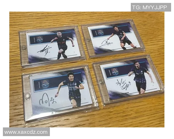 足球巨星亲笔签名球星卡现场火爆粉丝热情一睹偶像风采